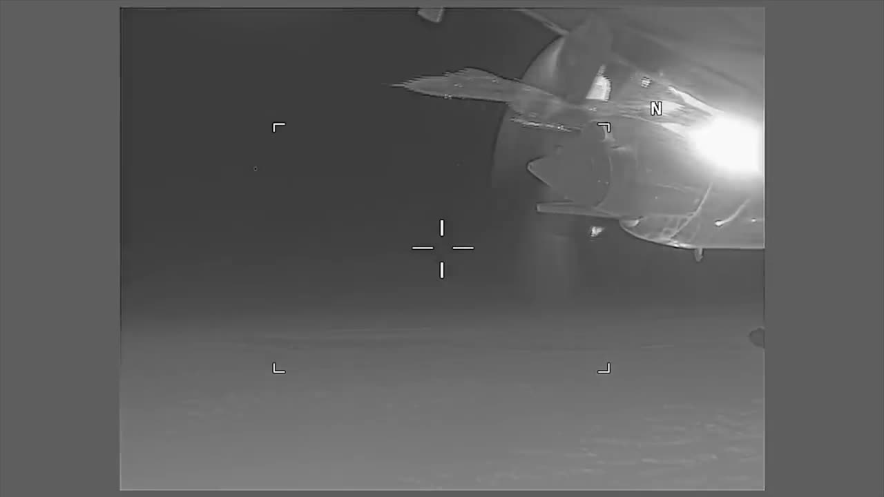 Clip:Cú tạt đầu trực diện của Su-27 Nga khiến máy bay Mỹ chao đảo hoảng loạn 
