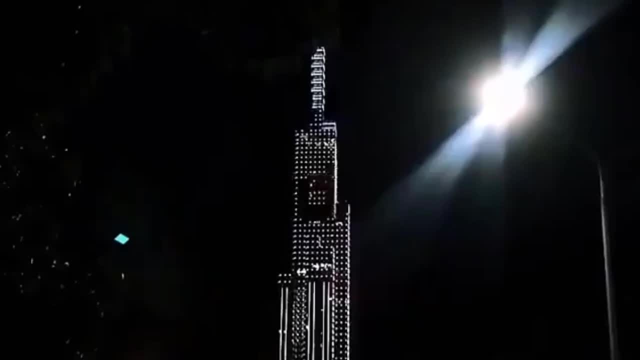 Tên Sơn Tùng M-TP được thắp sáng trên tòa nhà cao nhất ĐNA