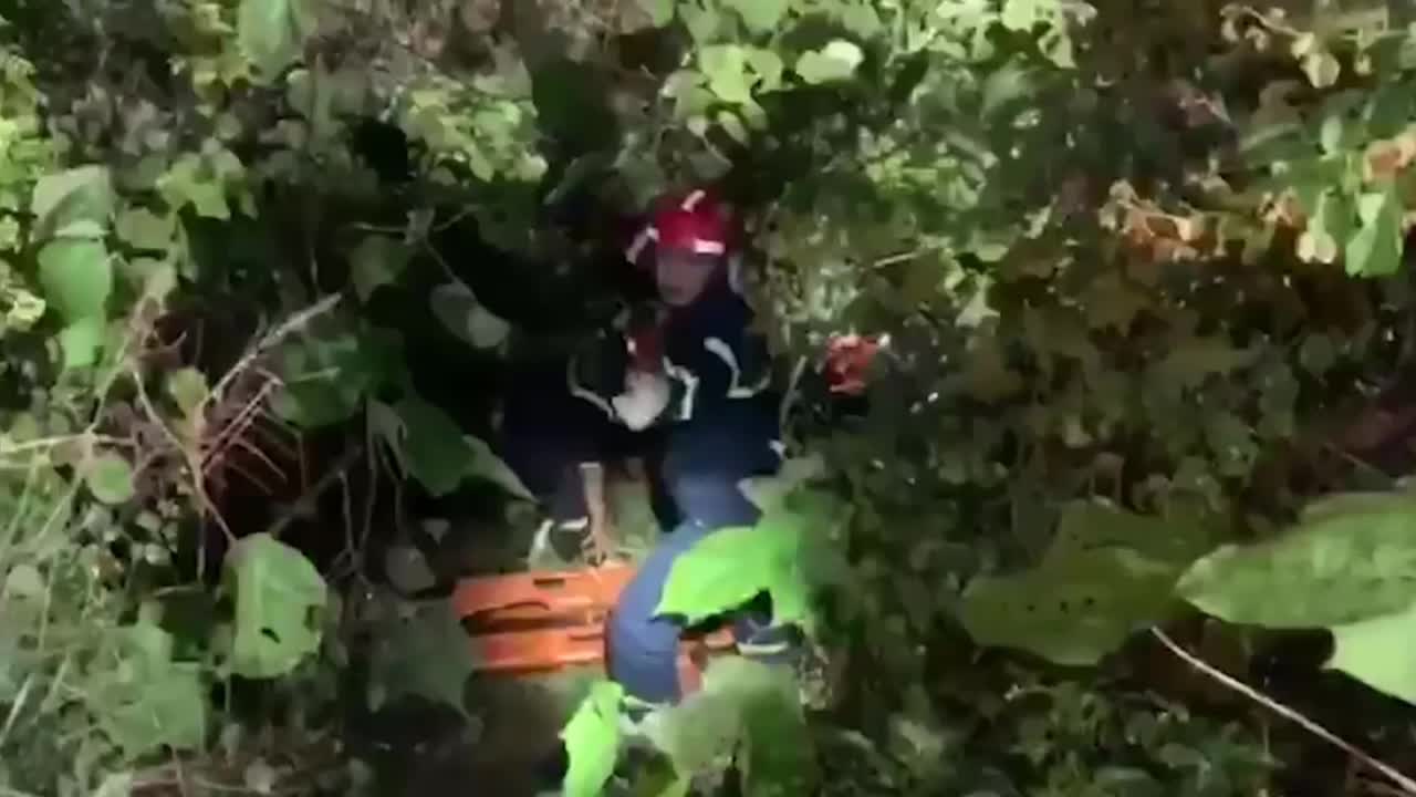 Lính cứu hỏa giải cứu nạn nhân bị gãy chân dưới vực sâu