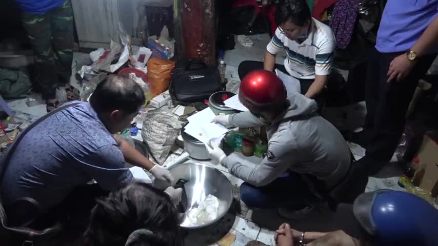 CLIP- Phá ổ ma túy khủng ở Tiền Giang do 1 phụ nữ 61 tuổi cầm đầu - Báo Người lao động