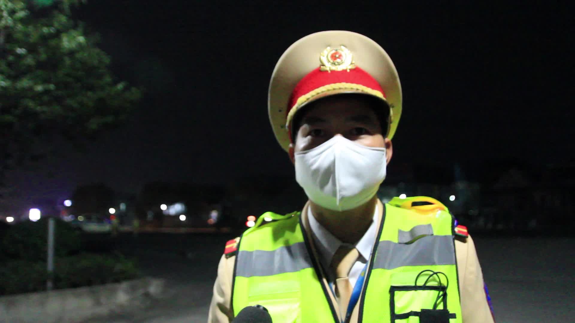 Xuyên đêm tuần tra, kiểm soát các xe khách từ vùng dịch về Nghệ An