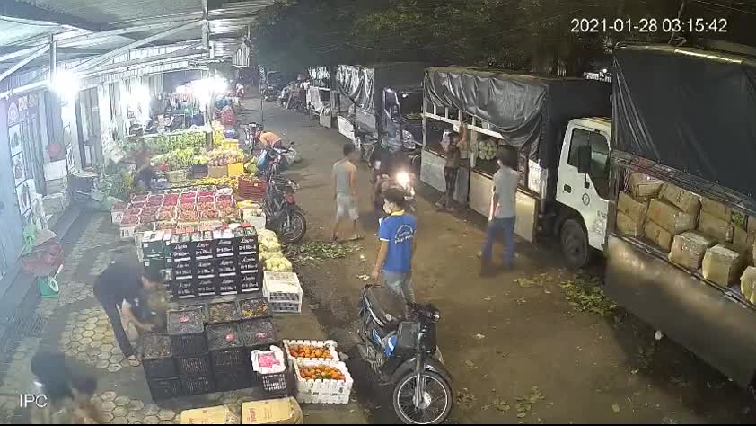 Nam thanh niên bị kẻ lạ mặt đâm gục trong chợ ở Biên Hòa - VietNamNet
