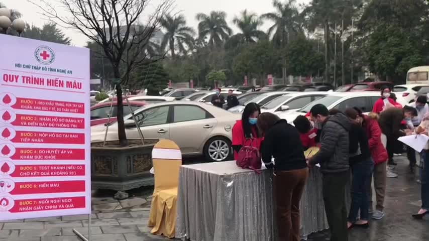 Người dân Nghệ An đội mưa lạnh đi hiến máu tình nguyện