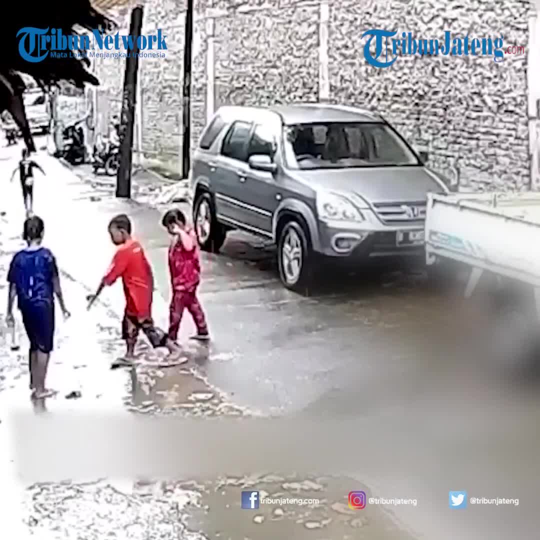 [ĐÃ CẮT] Lanh người khoảnh khắc bé trai 5 tuổi bị xe ô tô cán qua người 