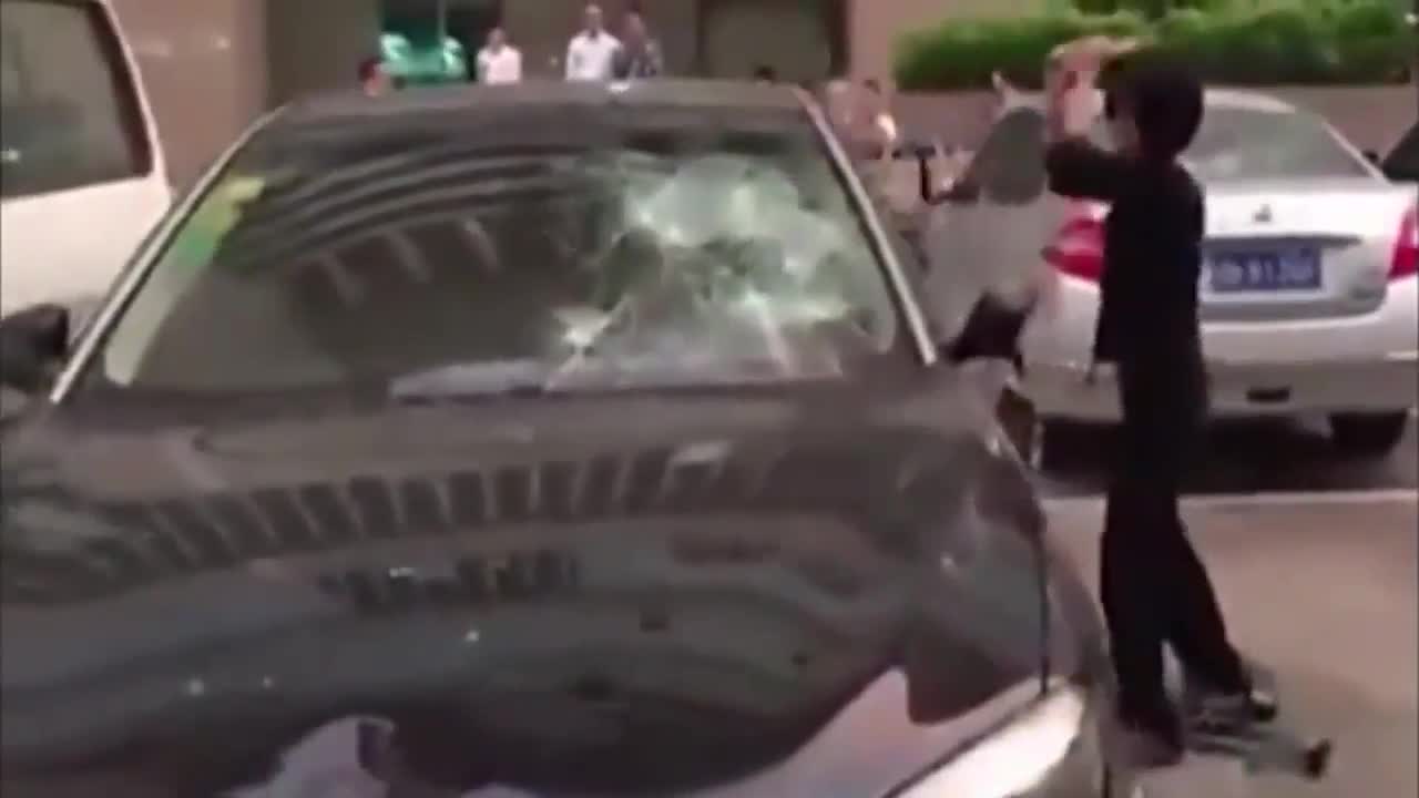 Vợ dùng bùa đập nát xe BMW