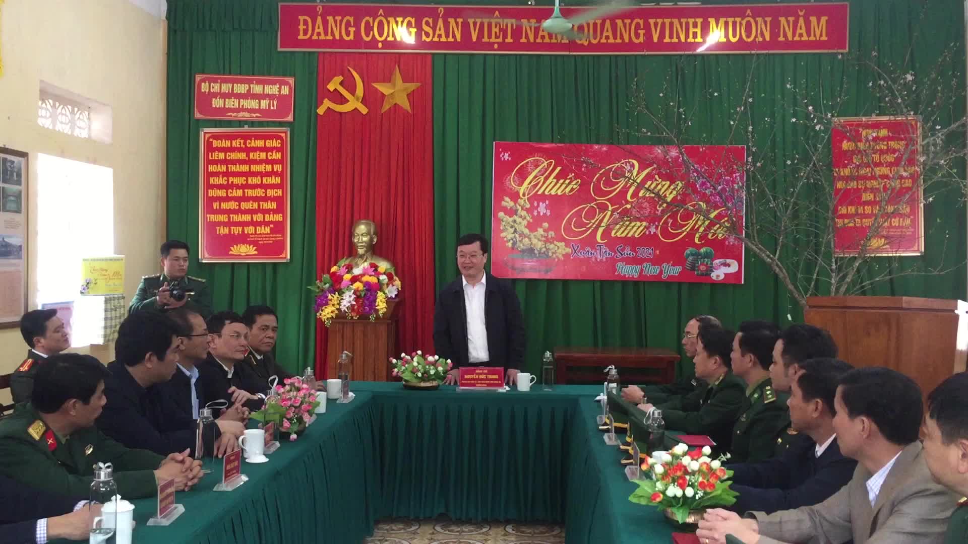 Chủ tịch UBND tỉnh Nghệ An thăm, chúc Tết cán bộ, chiến sỹ, người dân vùng biên