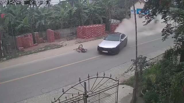 Ô tô tông văng cậu bé đi xe đạp
