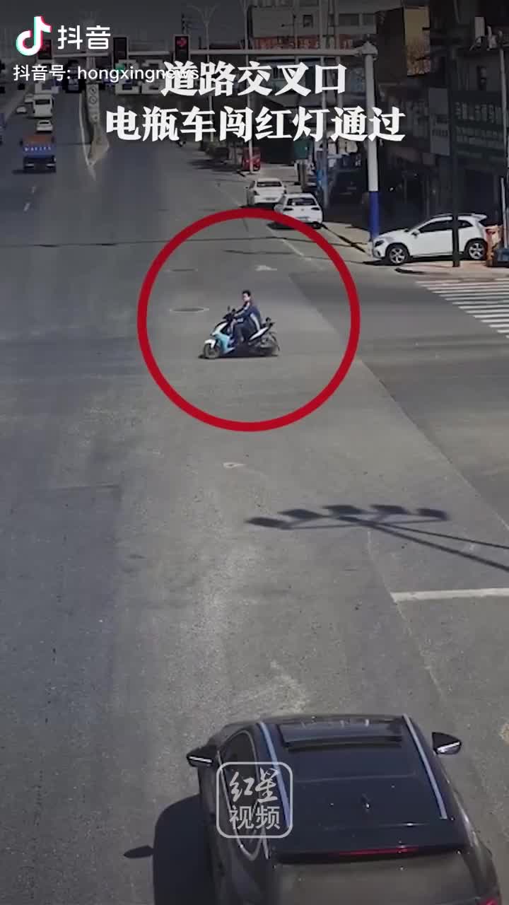 Tránh xe máy vượt đèn đỏ, xe bồn lăn lông lốc giữa đường