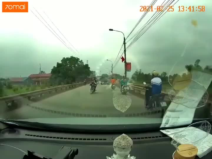 Clip: Dựng xe máy giữa đường, người phụ nữ thản nhiên ngồi vắt chân ngắm cảnh