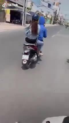 Cô gái khiến cánh đàn ông chạy xe trên đường phải toát mồ hôi