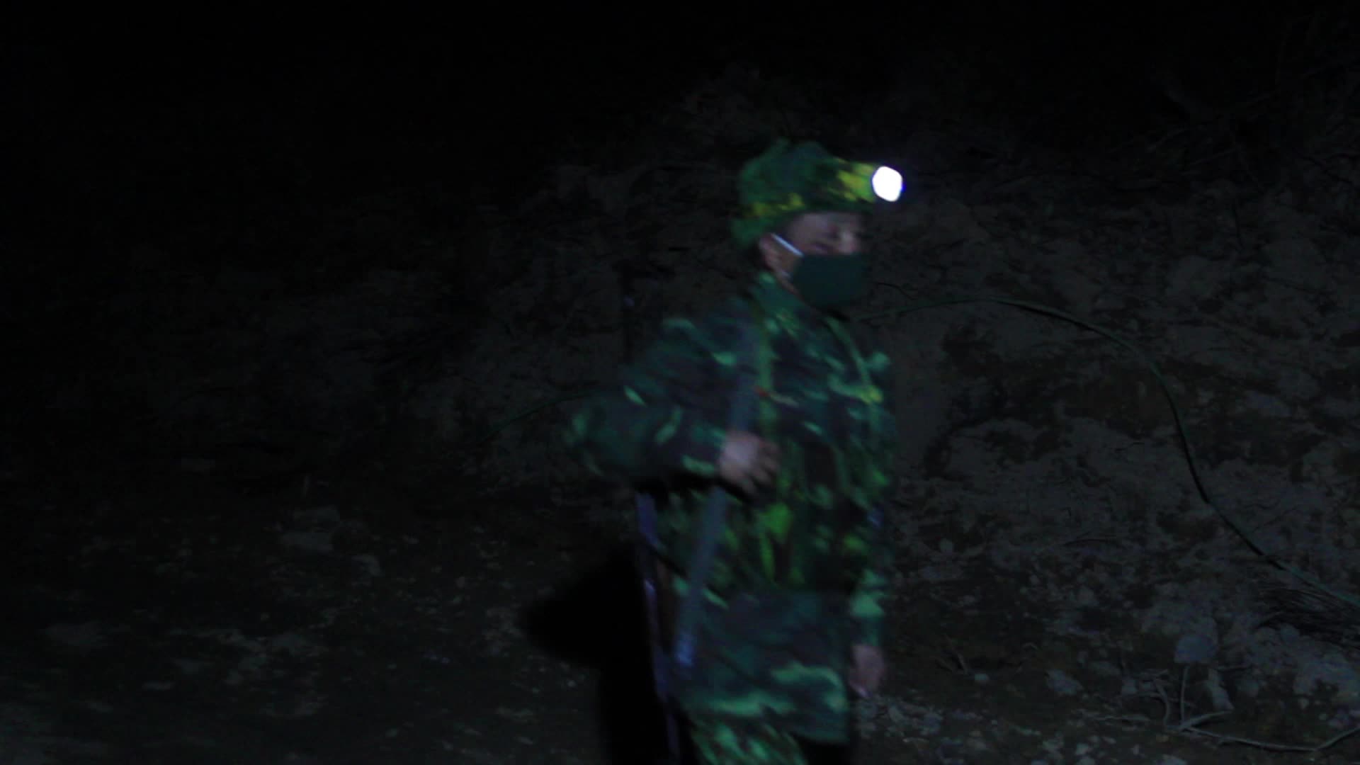 Chiến sỹ biên phòng vượt sương lạnh trong đêm tuần tra biên giới