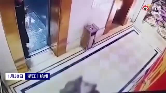 Nam thanh niên bị cưỡng hôn khi đứng chờ thang máy