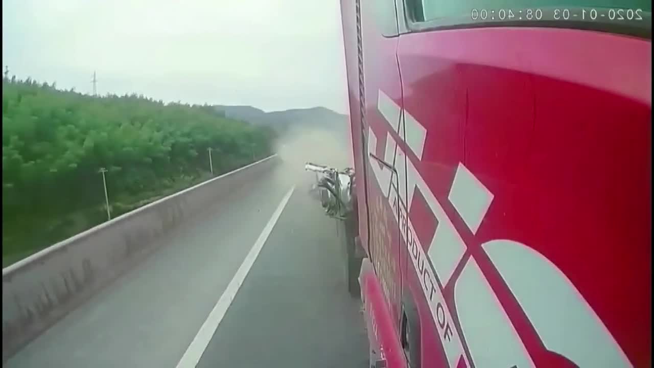 Tài xế suýt mất mạng khi thay lốp bên đường