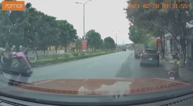 “Quái xế” điều khiển xe màu hồng, bốc đầu trên quốc lộ