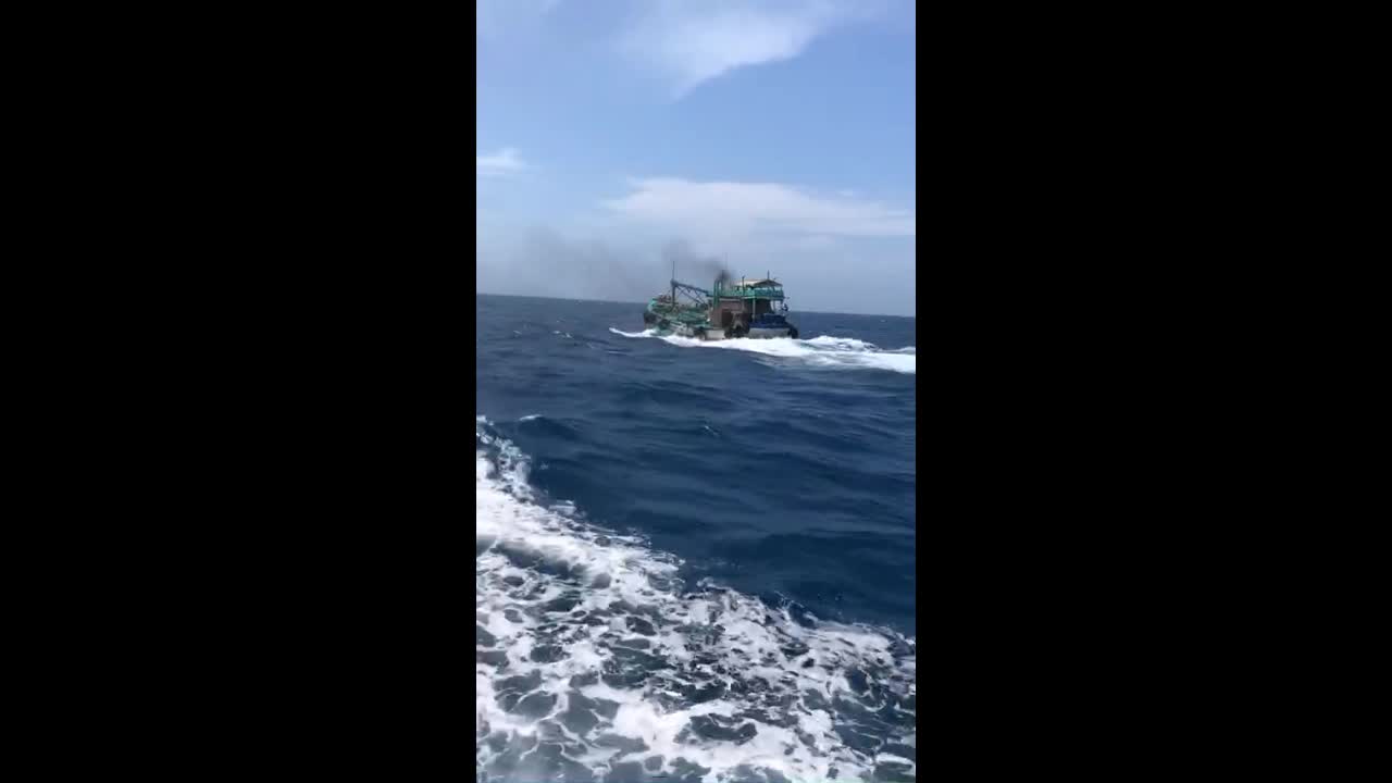 Clip Bộ đội Biên phòng nổ súng truy bắt tàu cá chờ hơn 3.000 lít dầu lậu trên biển