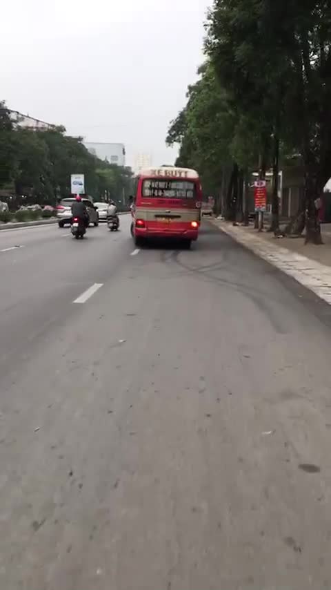 2 xe bus lạng lách, đánh võng, chèn ép nhau trên đường