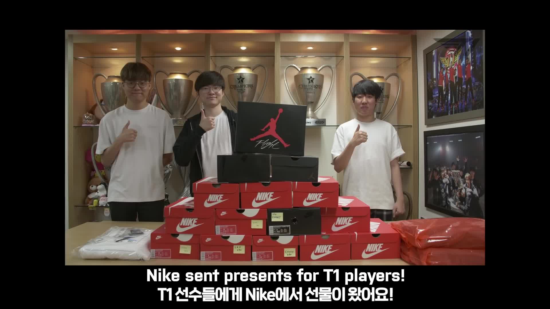 Unboxing Gifts from Nike - T1 at Worlds 2019