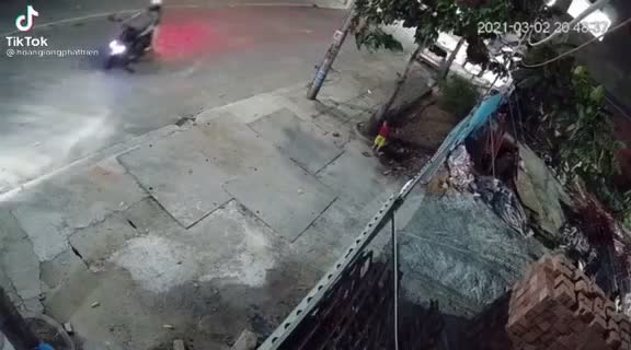 Chạy qua đường bất ngờ, bé trai bị xe máy tông văng