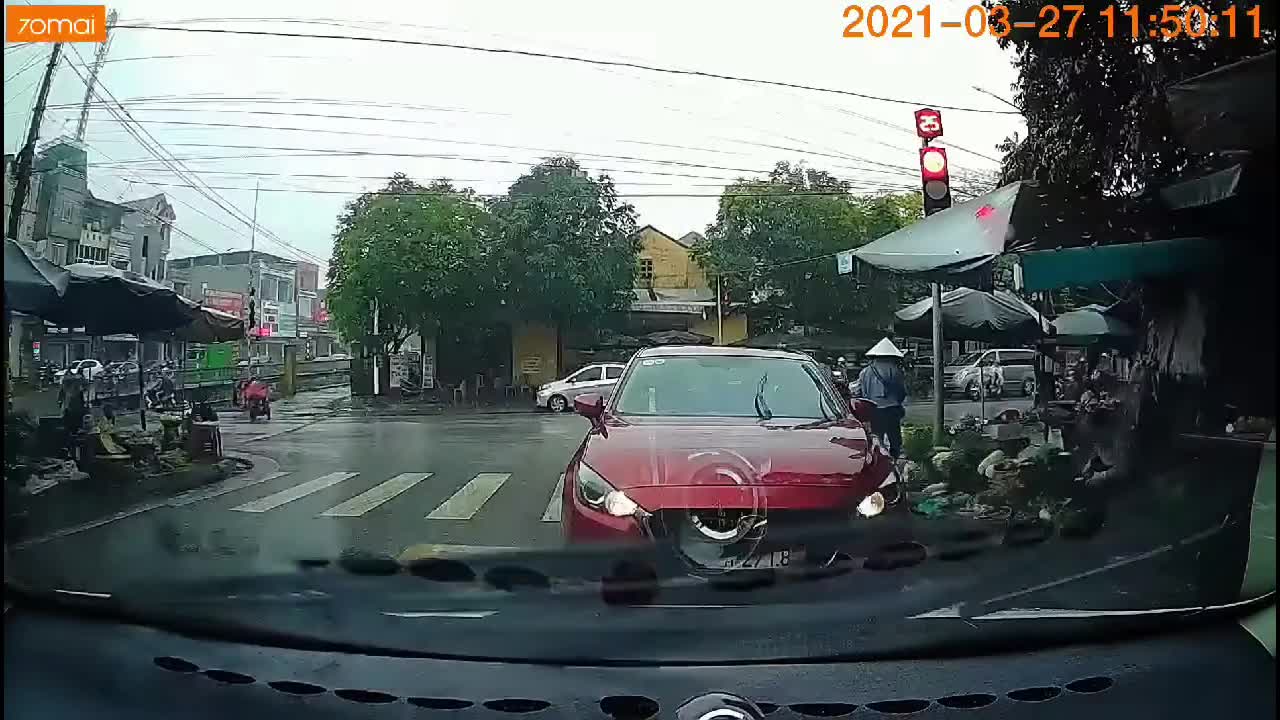 Nữ tài xế dừng xe ngược chiều để mua rau