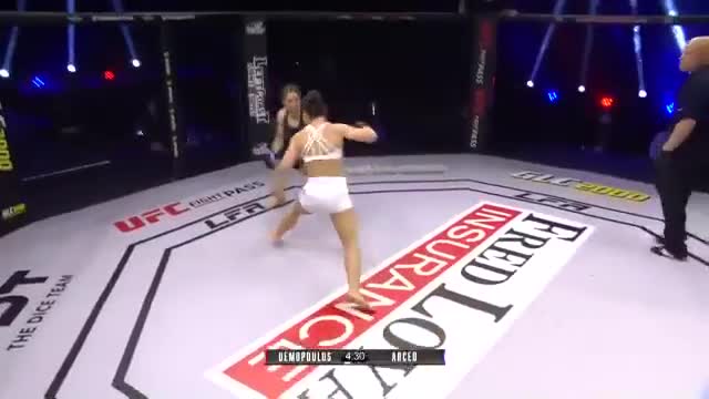 Hot girl MMA tung đòn gối hạ knock out đối thủ chỉ sau 37 giây 