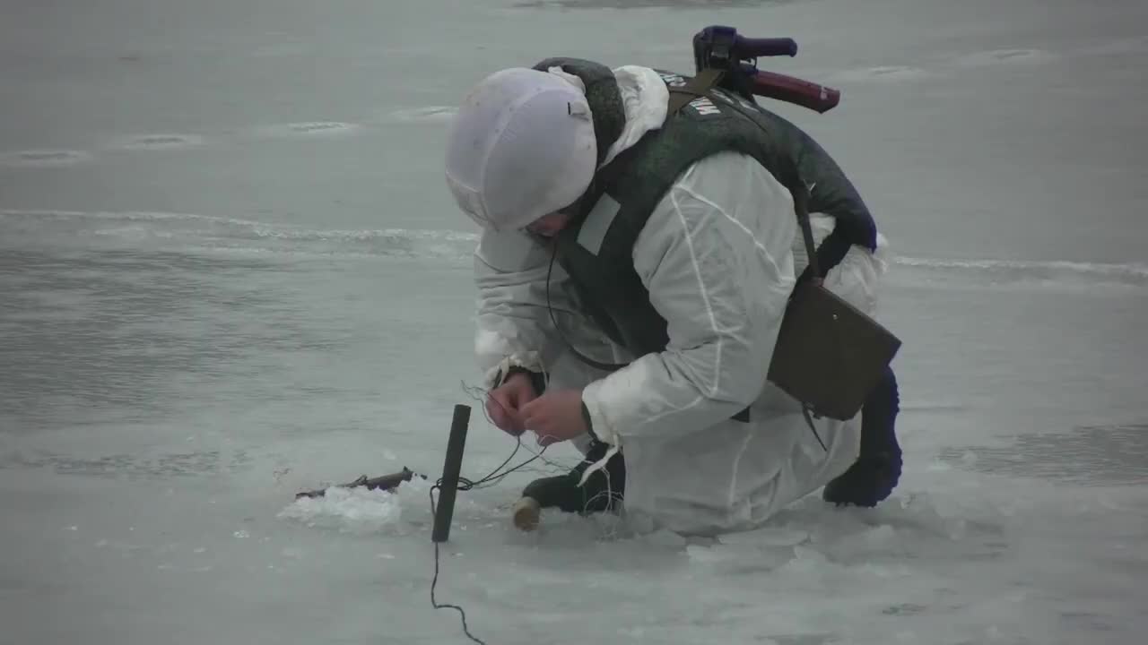 Lính đặc công Nga nổ mìn phá cả dòng sông băng