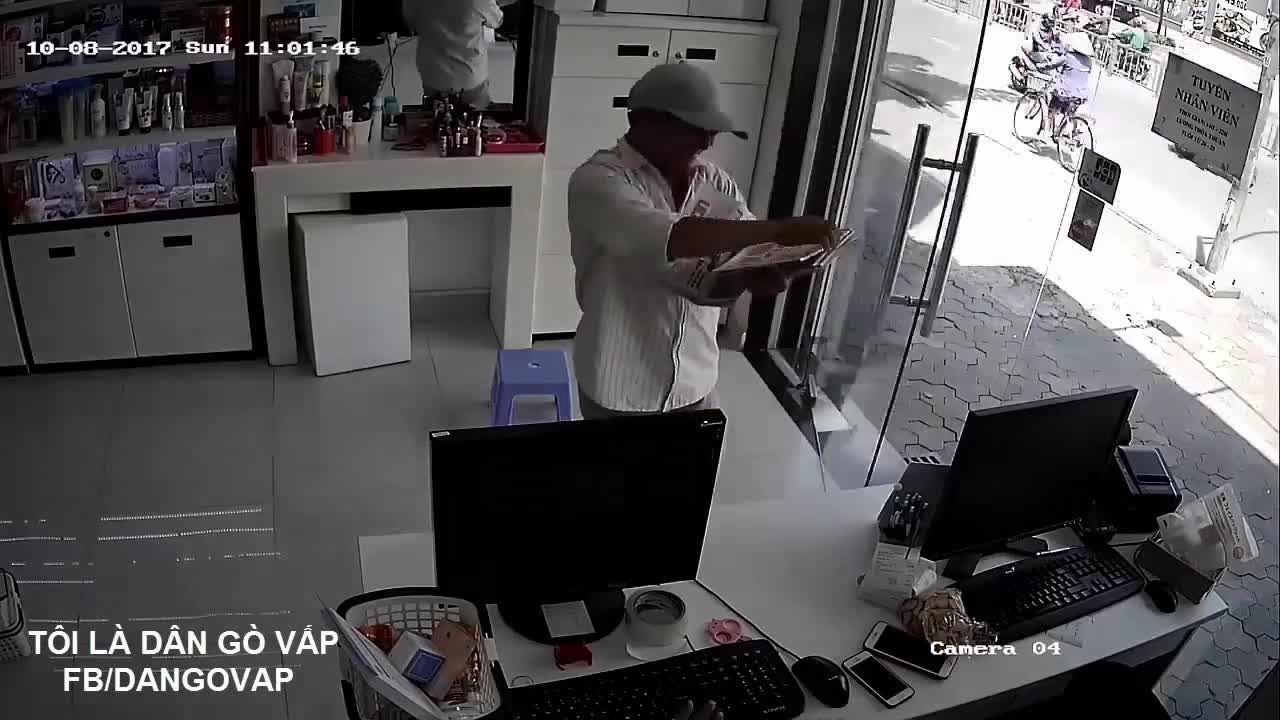 Clip: Vờ bán báo, người đàn ông trộm iPhone trước mặt nạn nhân