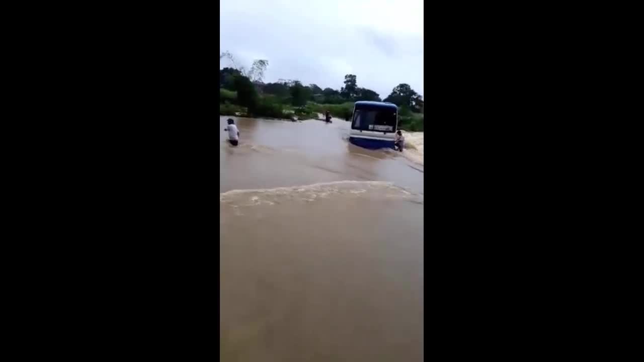Clip: Ô tô chết máy giữa dòng nước lũ, dân dùng dây thừng giải cứu 47 học sinh