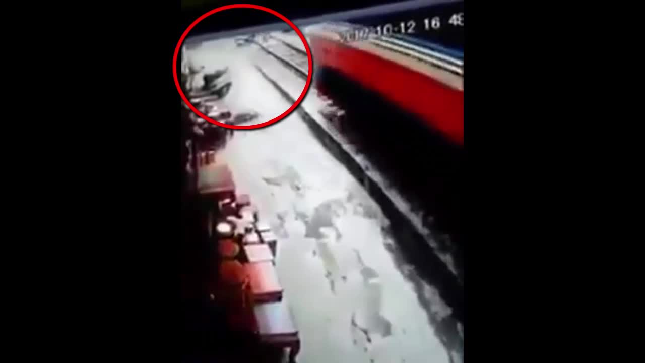 Clip: Khoảnh khắc người phụ nữ cố vượt qua đường ray bị tàu đâm trúng