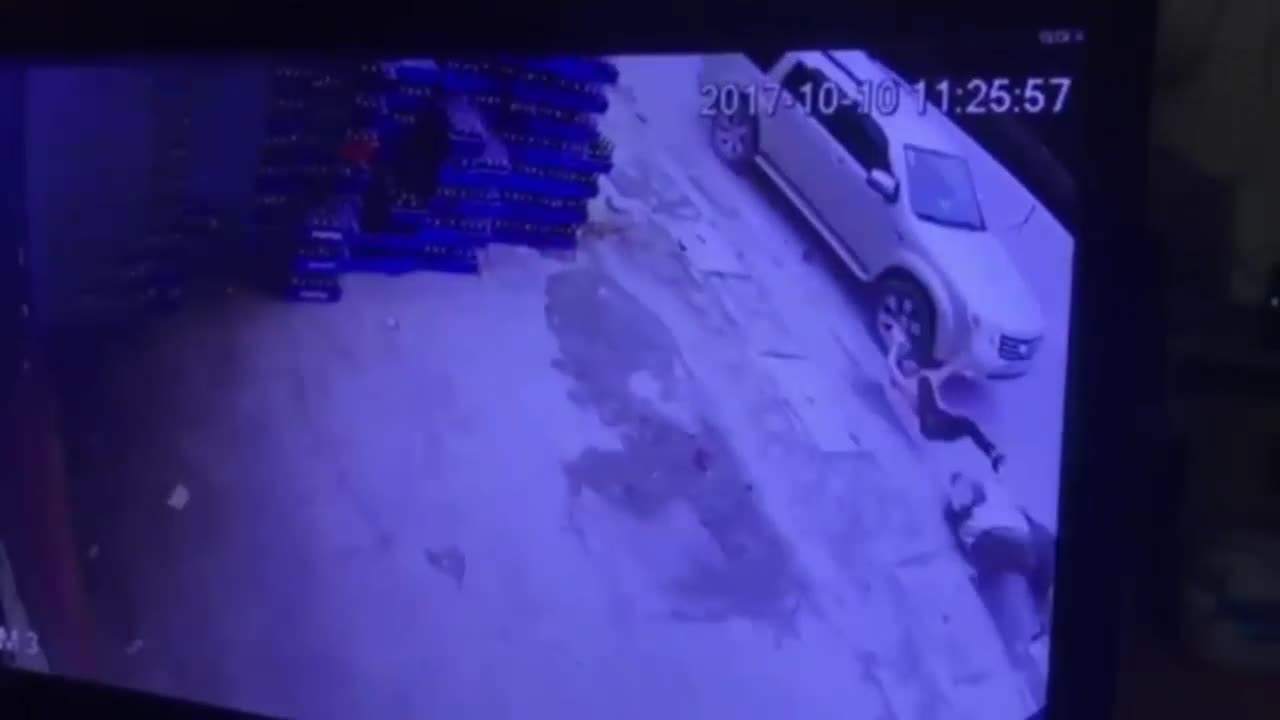 Clip: Truy tìm ô tô tông văng người phụ nữ trên đường rồi bỏ chạy