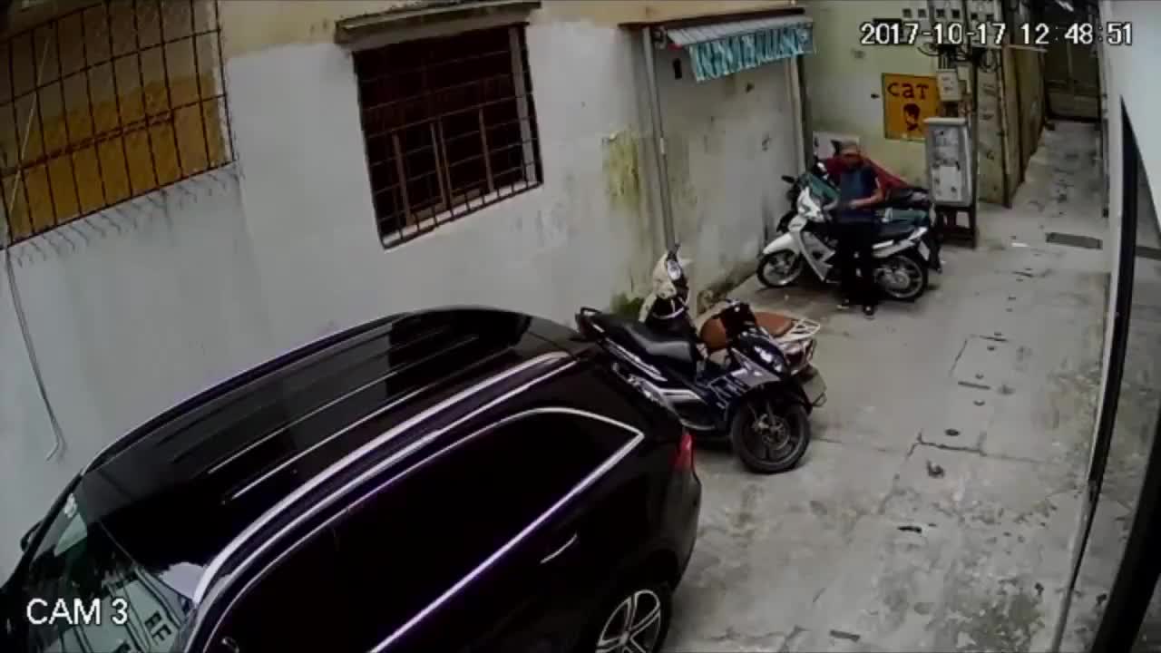 Người đàn ông bẻ khóa trộm xe trong 2 giây giữa phố Hà Nội