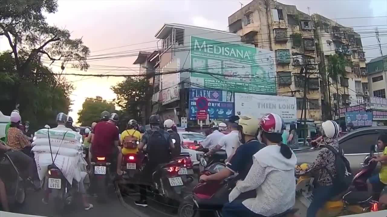 Clip: Trộm ngang nhiên móc túi người đi đường trên phố Hà Nội