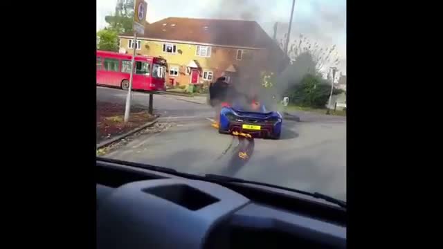 McLaren P1 “độc nhất vô nhị” tại Anh bốc cháy trên đường