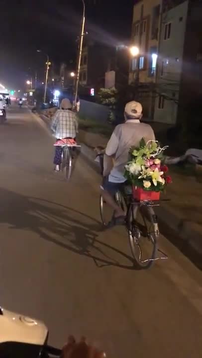Clip: Cụ ông đạp xe chở lẵng hoa đi theo sau cụ bà gây bão dân mạng