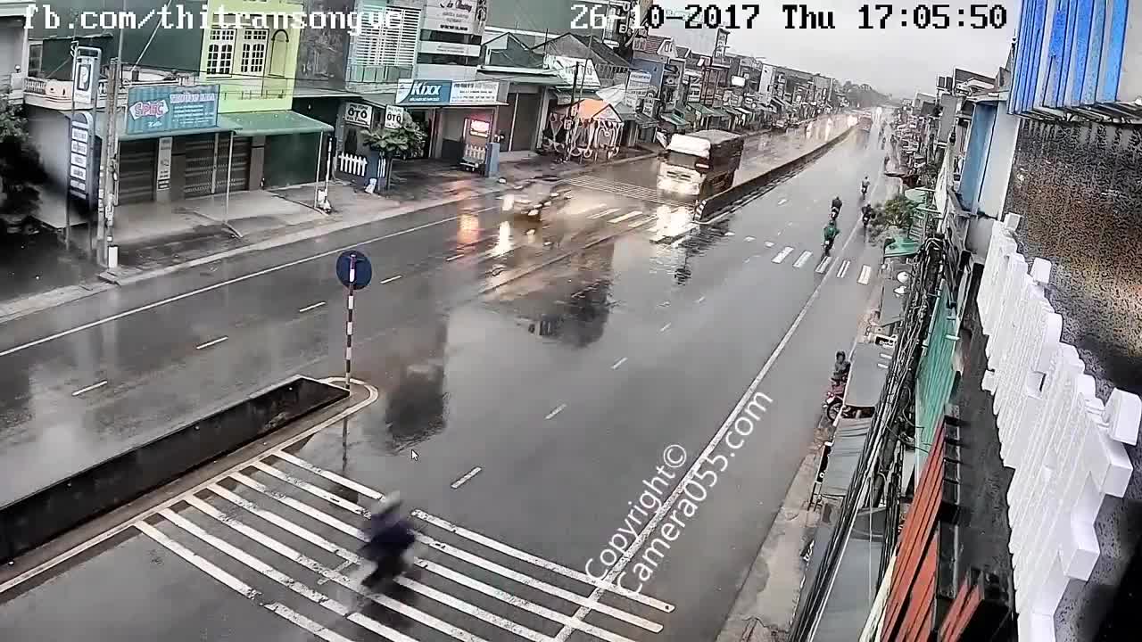 Clip: Người phụ nữ bị tông văng khỏi xe khi đang băng qua đường