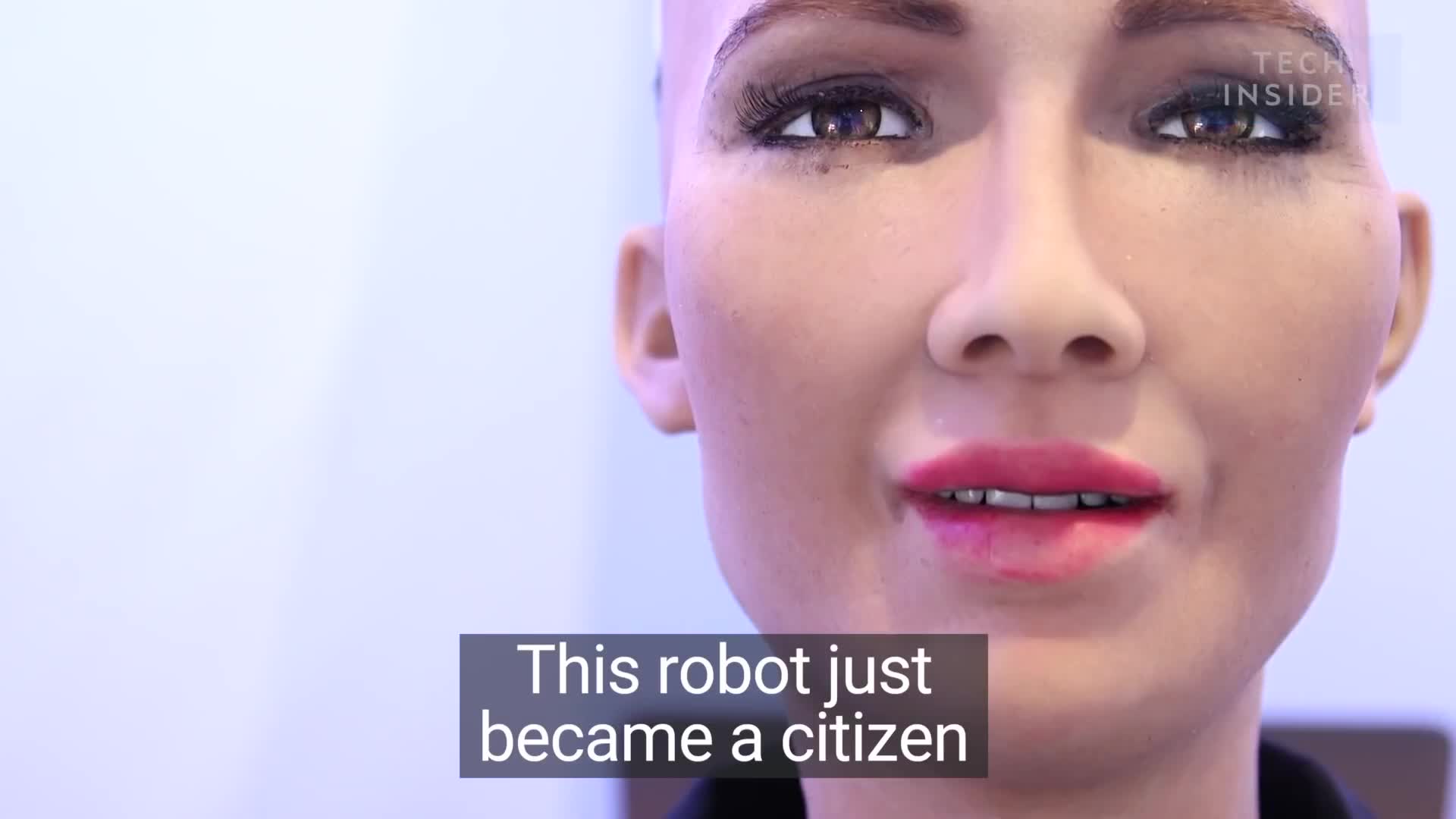 Robot hình người Sophia vừa được cấp quyền công dân robot