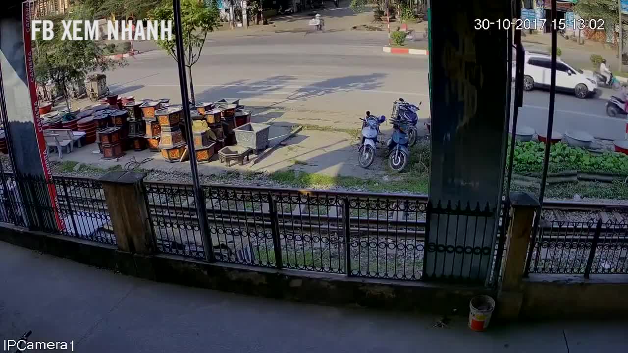 Va chạm với xe máy, nam thanh niên bị container chèn qua người