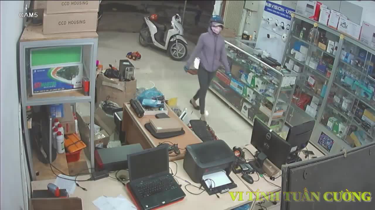 Clip: Nữ quái thản nhiên vào cửa hàng máy tính trộm điện thoại