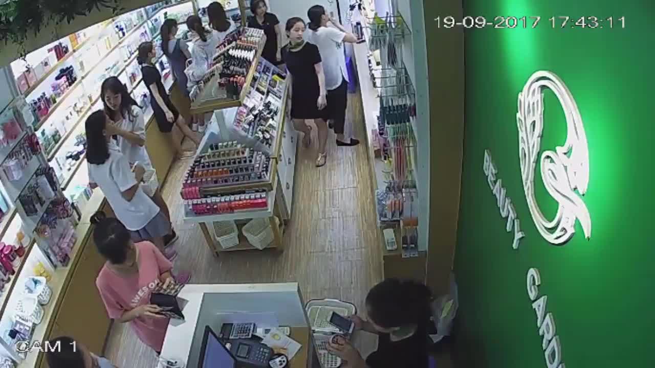 Vờ mua hàng, nữ quái trộm iPhone 6 trong shop mỹ phẩm