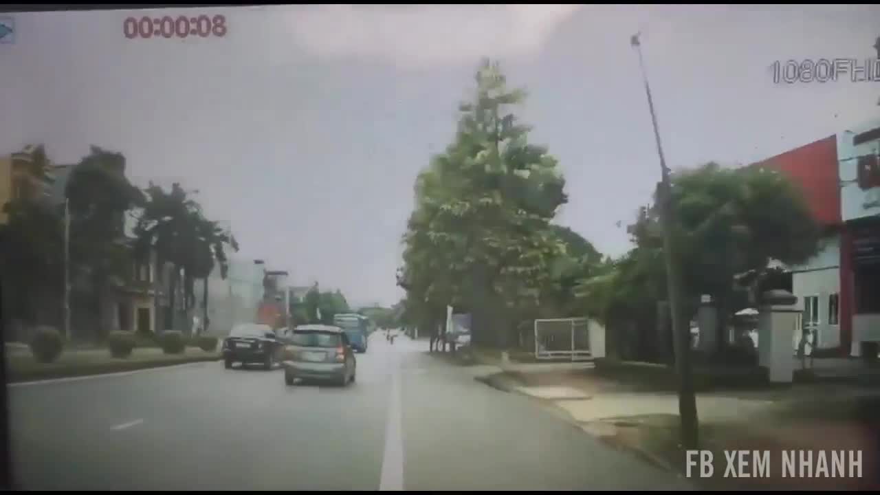 Clip: Hung thần tông văng xe khách ngay giữa ngã tư ở Việt Trì