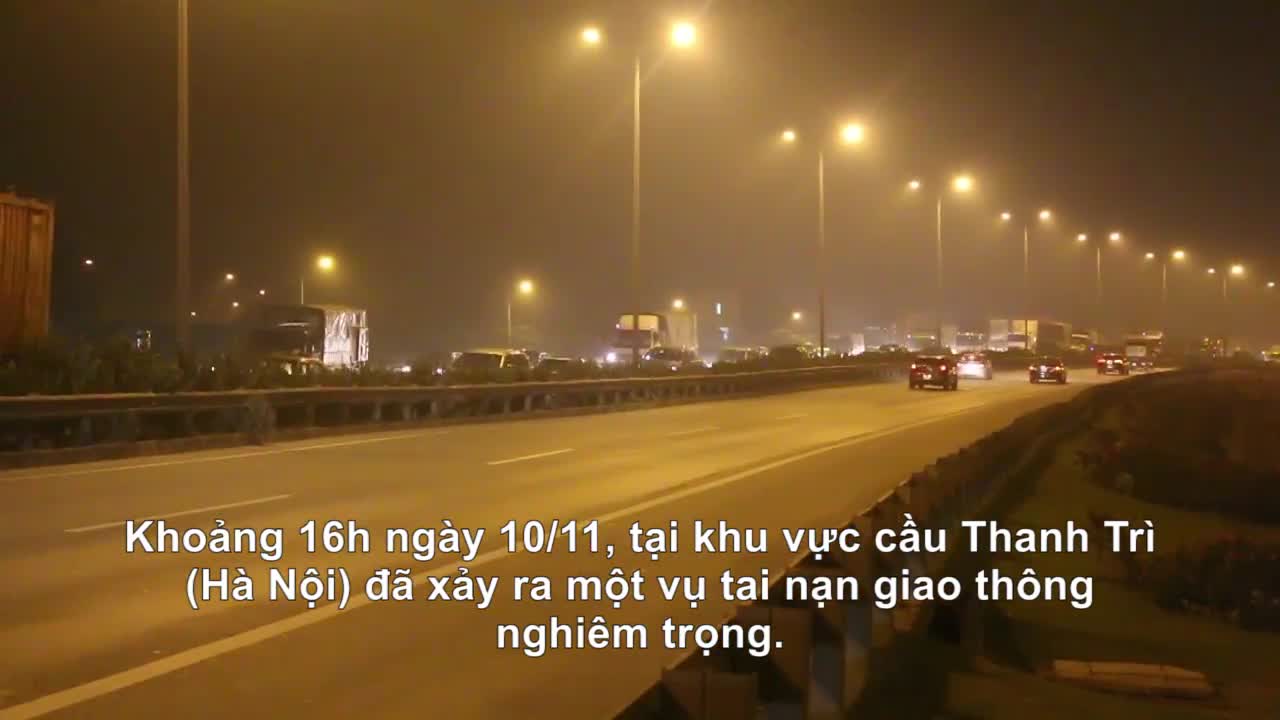 Clip: Tai nạn trên cầu Thanh Trì khiến đường trên cao ùn tắc kéo dài