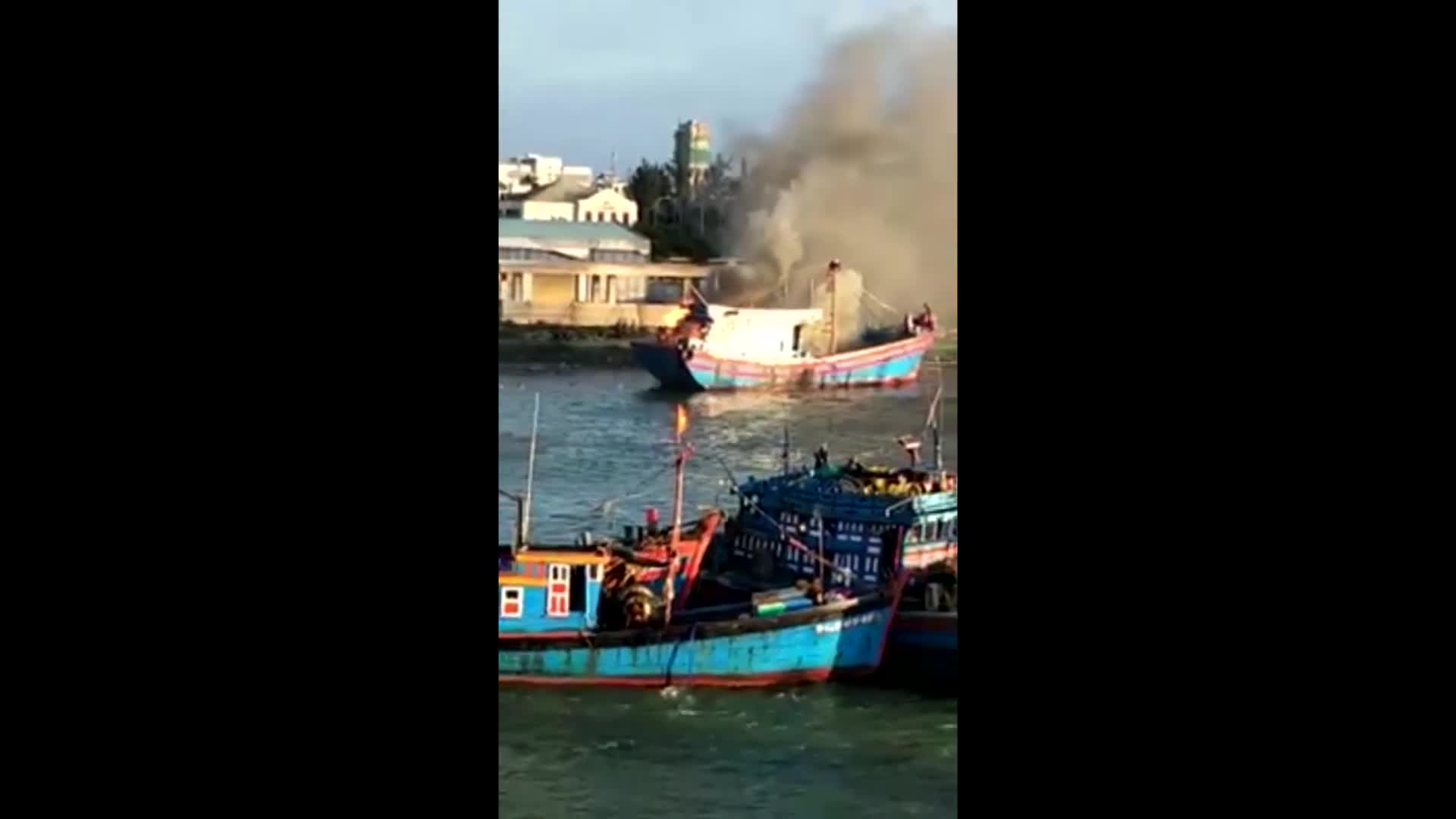 Tàu cá bất ngờ cháy bốc cháy ngùn ngụt trên đường vào cảng