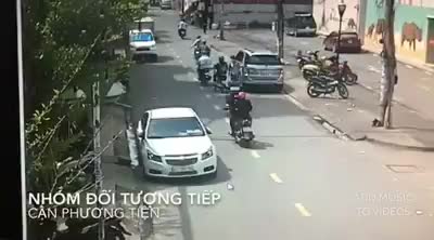 Clip: Băng nhóm trộm cắp lao xe máy vào cảnh sát khi bị vây bắt