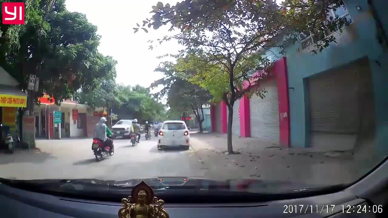 Clip: Mở cửa gây tai nạn cho bé gái, tài xế đứng nhìn rồi bỏ đi 