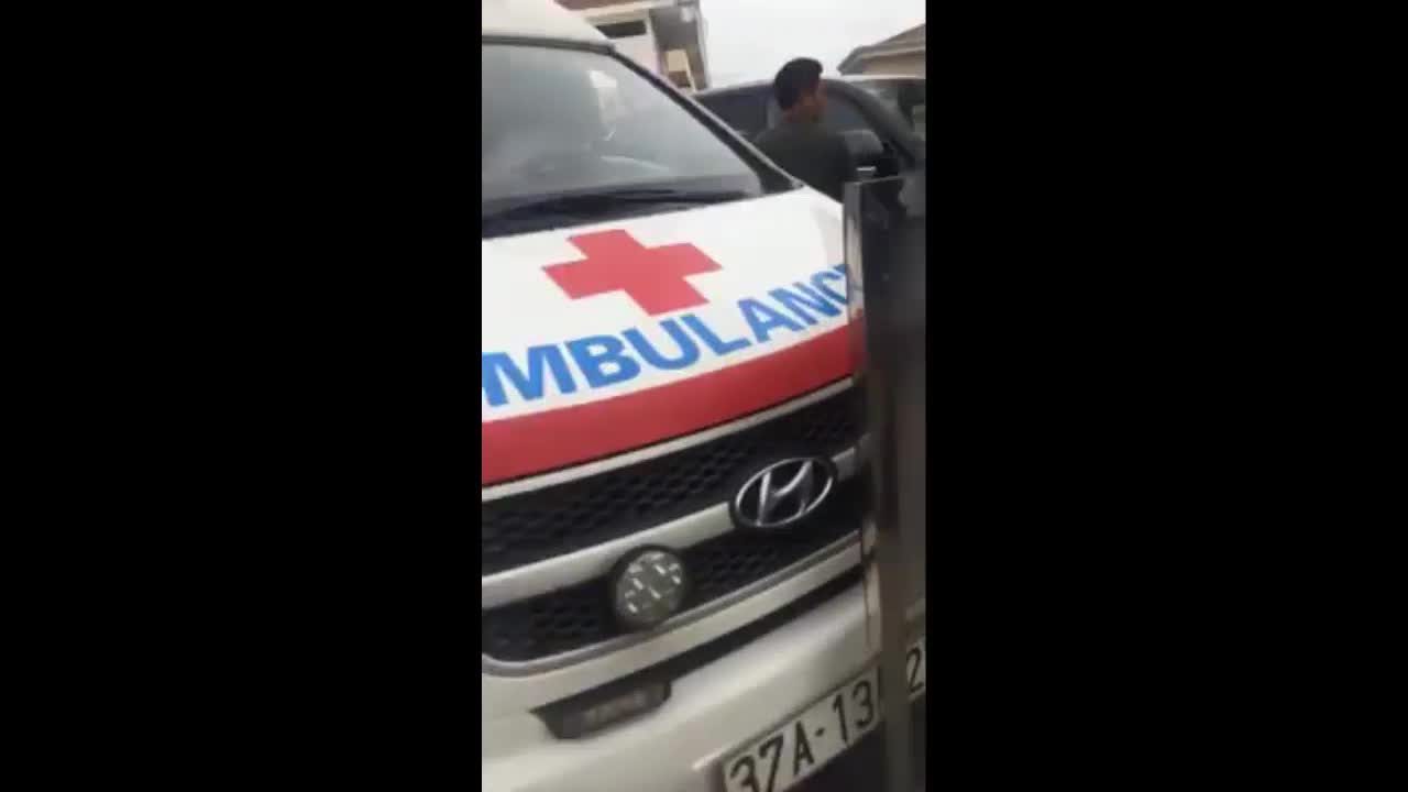 Bảo vệ BV Bạch Mai chặn xe cứu thương vào đón bệnh nhân