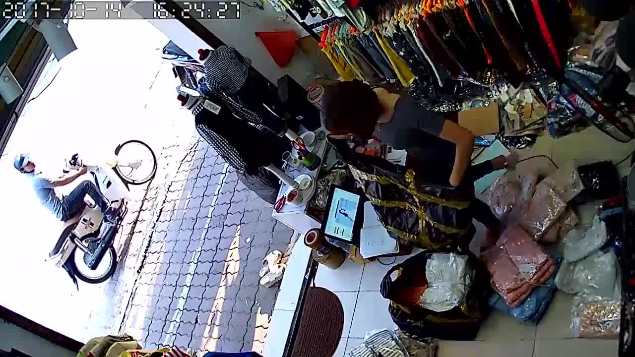 Clip: Vờ mua hàng, người đàn ông trộm iPhone trước mặt nhân viên