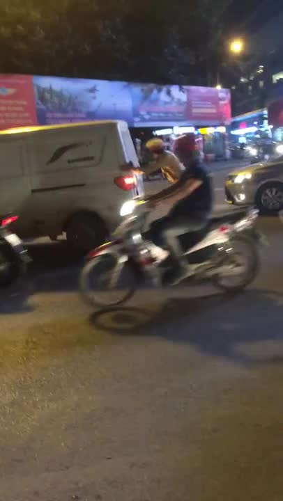 Clip: Ô tô chết máy giữa đường và hành động đẹp của chiến sĩ CSGT