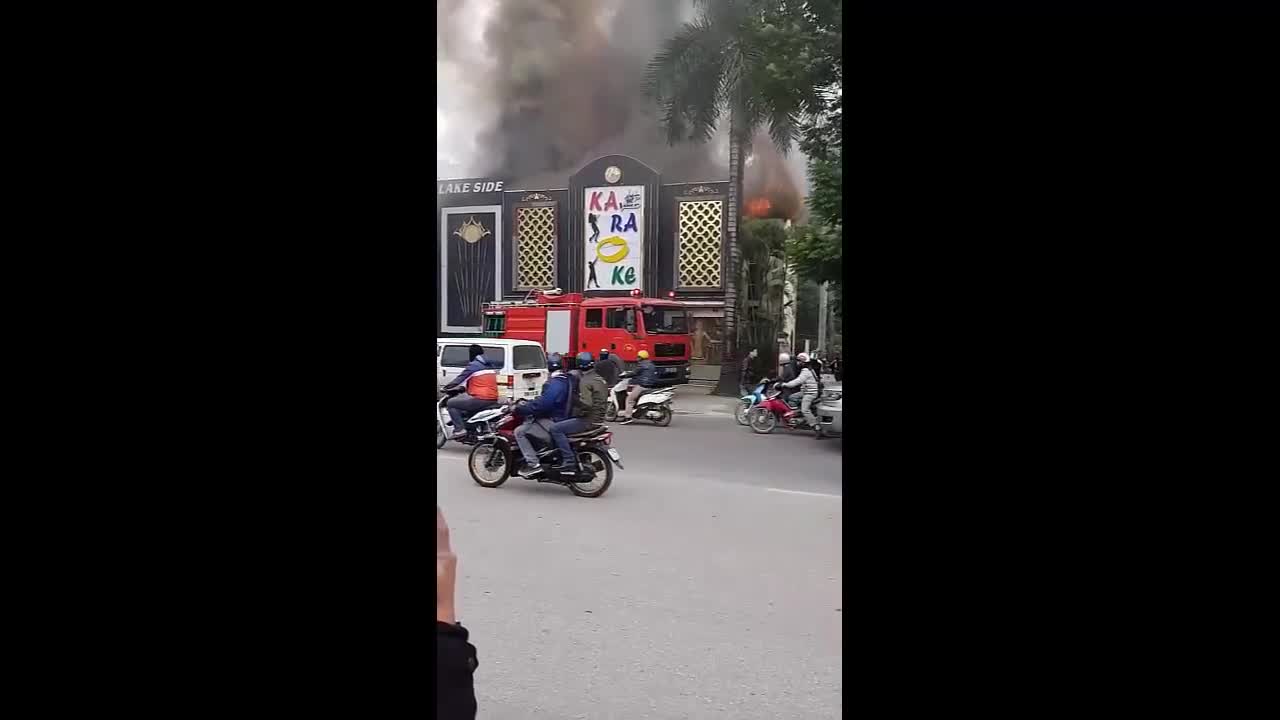 Cháy quán karaoke ở Linh Đàm, cột khói bốc cao hàng chục mét