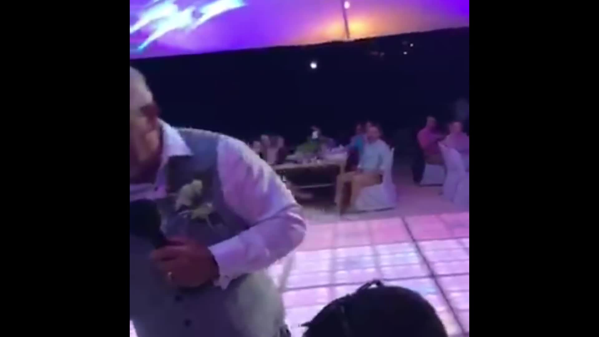 Video: Xúc động với bài hát của bố viết cho con gái trong lễ cưới