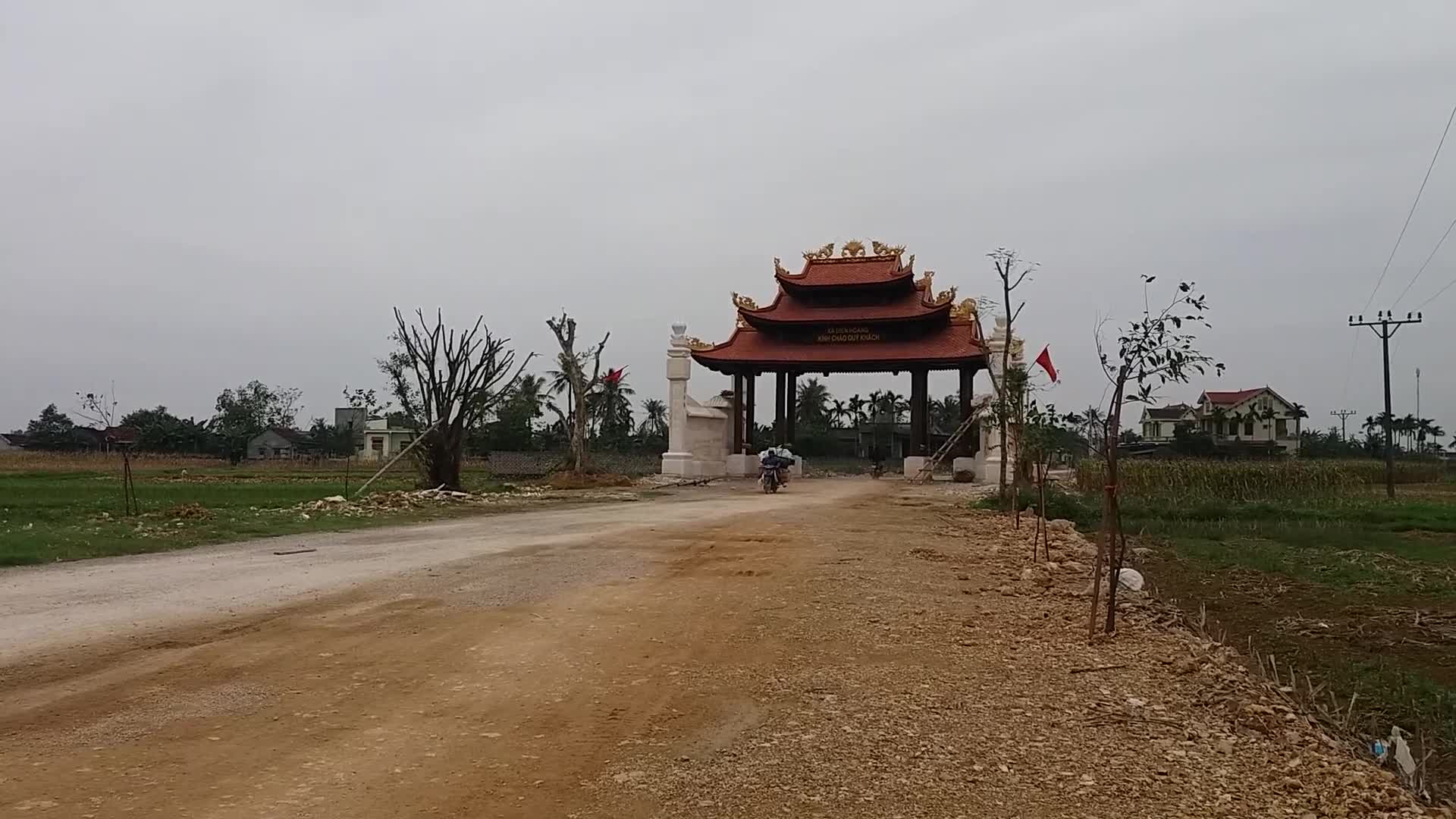 Cổng làng bằng gỗ quý hơn 4 tỉ đồng tại Nghệ An gây xôn xao