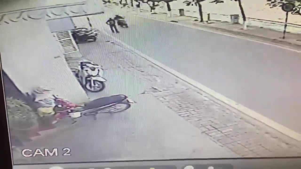 Trộm bẻ khóa, cuỗm xe Lead cực nhanh giữa phố Hà Nội
